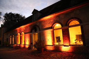 écuries illuminées dans la nuit à Courson