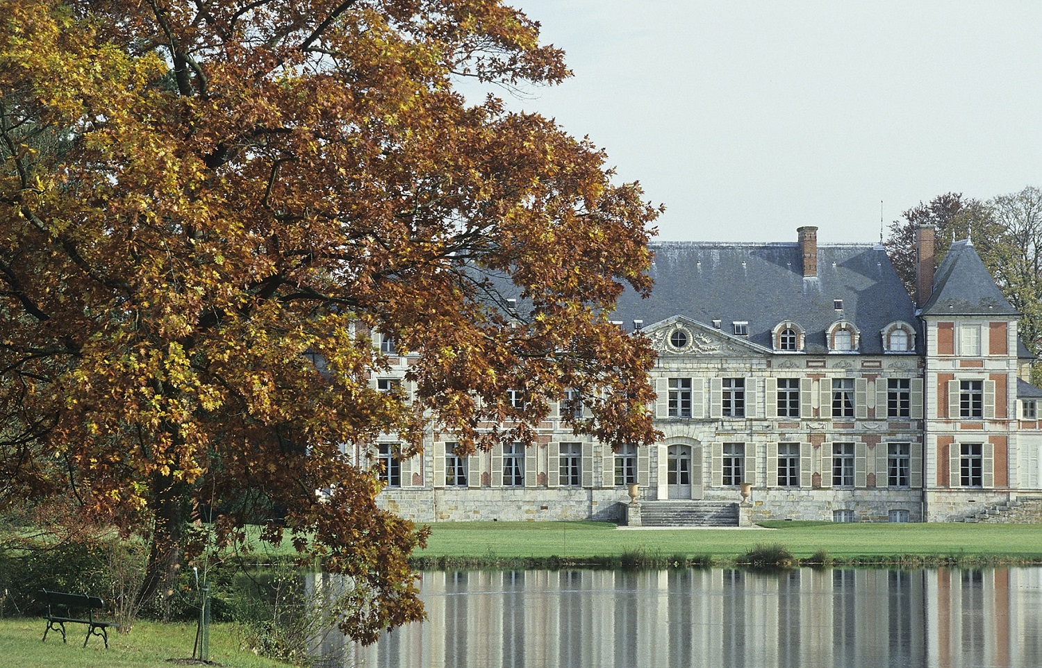 Façade du château de Courson